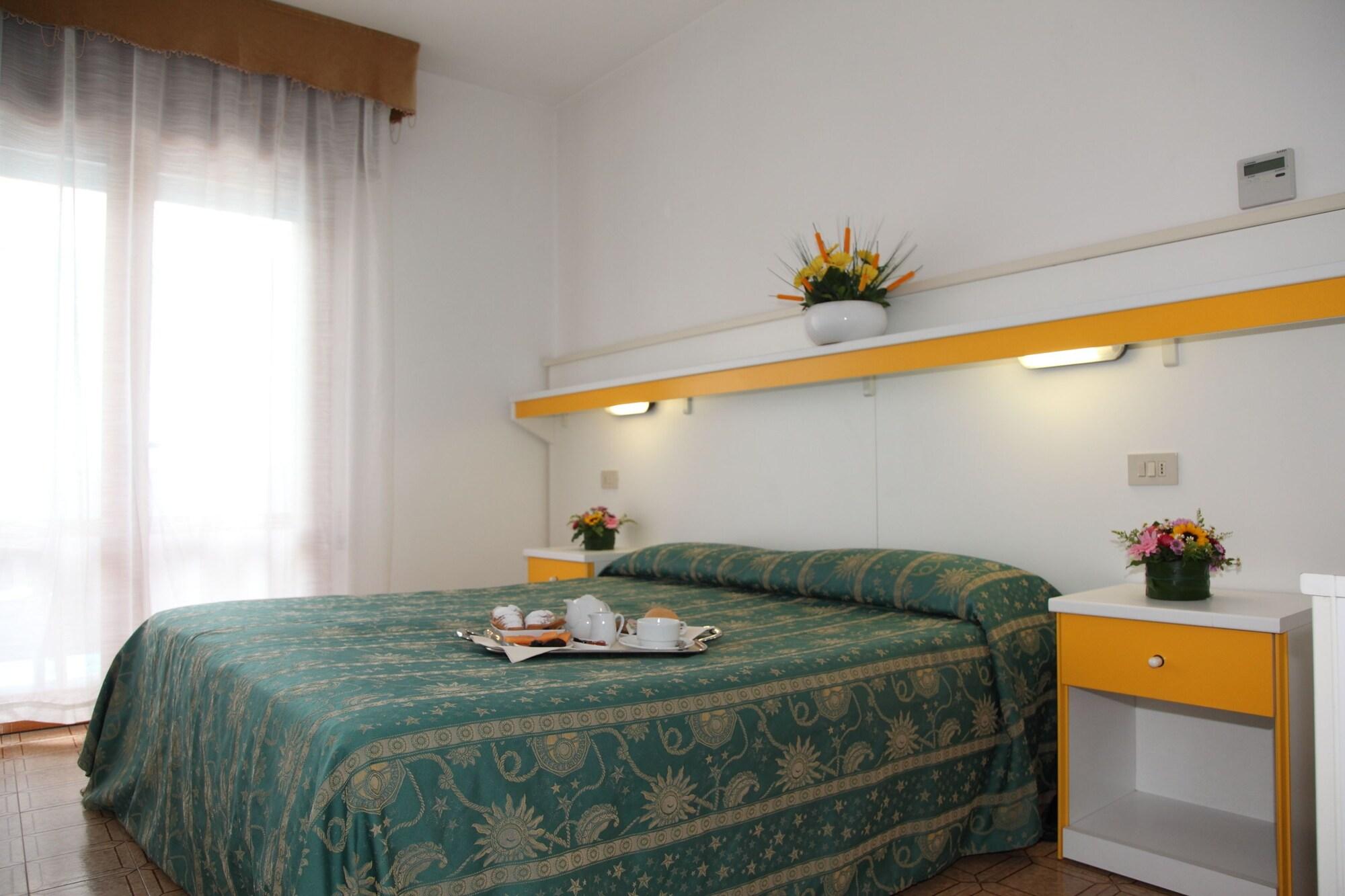 Hotel Bettina Lido di Jesolo Exteriör bild