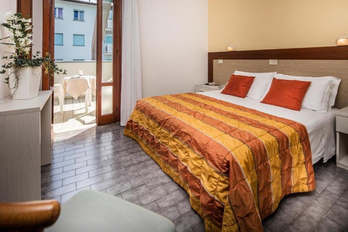 Hotel Bettina Lido di Jesolo Exteriör bild
