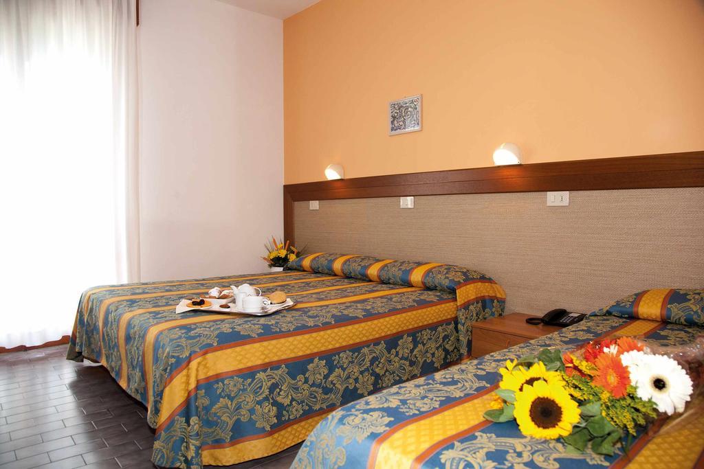Hotel Bettina Lido di Jesolo Exteriör bild