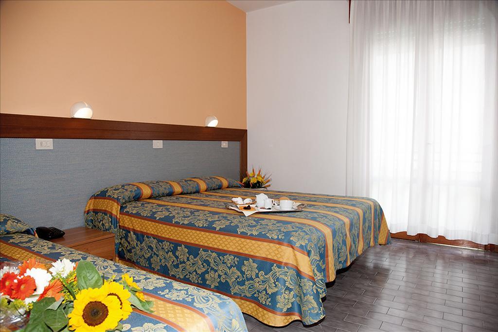 Hotel Bettina Lido di Jesolo Exteriör bild
